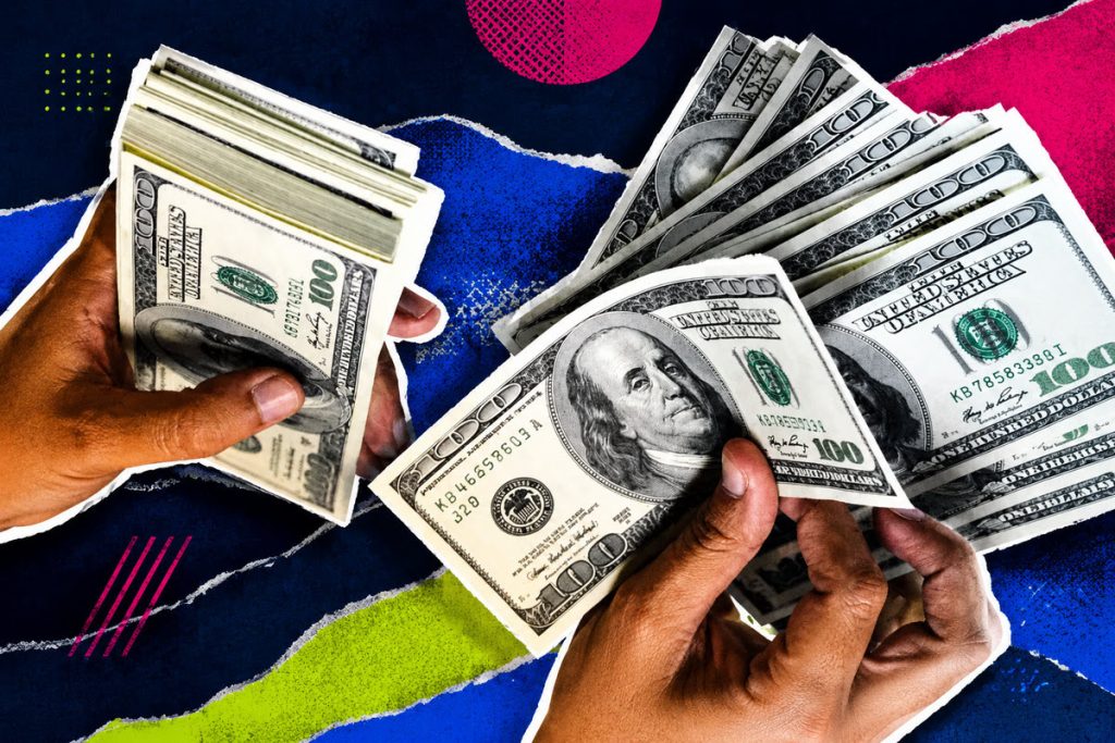 Persona contando dolares