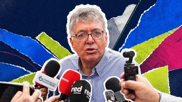 Mauricio Cárdenas tras votar en Bogotá, entregando declaraciones a la prensa en el norte de la ciudad.